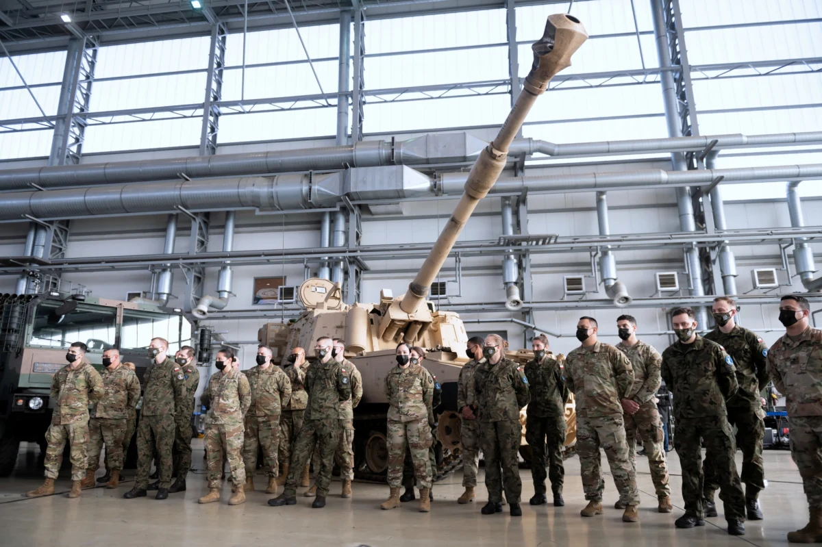 Trwają rozmowy o dalszym wzmacnianiu amerykańskiej obecności nad Wisłą. Do Polski przyjadą kolejne oddziały z USA. Jeśli Rosja zaatakuje Ukrainę, zostaną one na dłużej - pisze "Dziennik Gazeta Prawna".