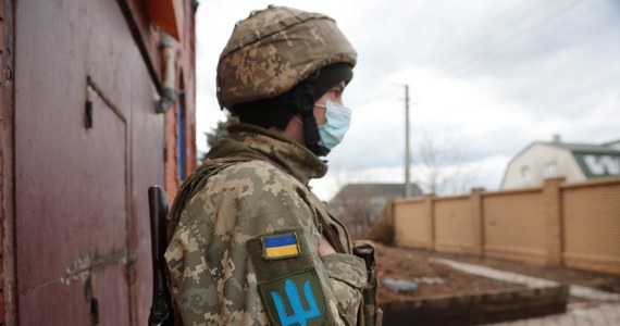 Ranny został jeden ukraiński żołnierz, o kilku ofiarach informują władze samozwańczych republik na wschodzie Ukrainy – to bilans niespokojnej nocy w tym kraju. W Donbasie wciąż dochodzi do sporadycznej wymiany ognia.