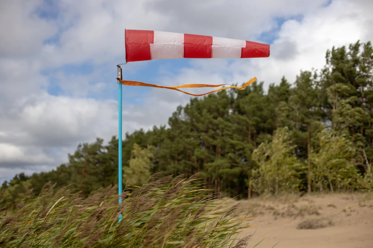 Na Pomorzu służby energetyczne nie usunęły jeszcze wszystkich awarii po ostatnich wichurach, a od rana niestety odbierają już kolejne zgłoszenia o braku prądu. Zasilania pozbawionych jest około 1,2 tys. odbiorców. Dzisiaj w regionie znów ma silnie wiać. Instytut Meteorologii i Gospodarki Wodnej wydał dla Pomorza kilka ostrzeżeń związanych z pogodą.  