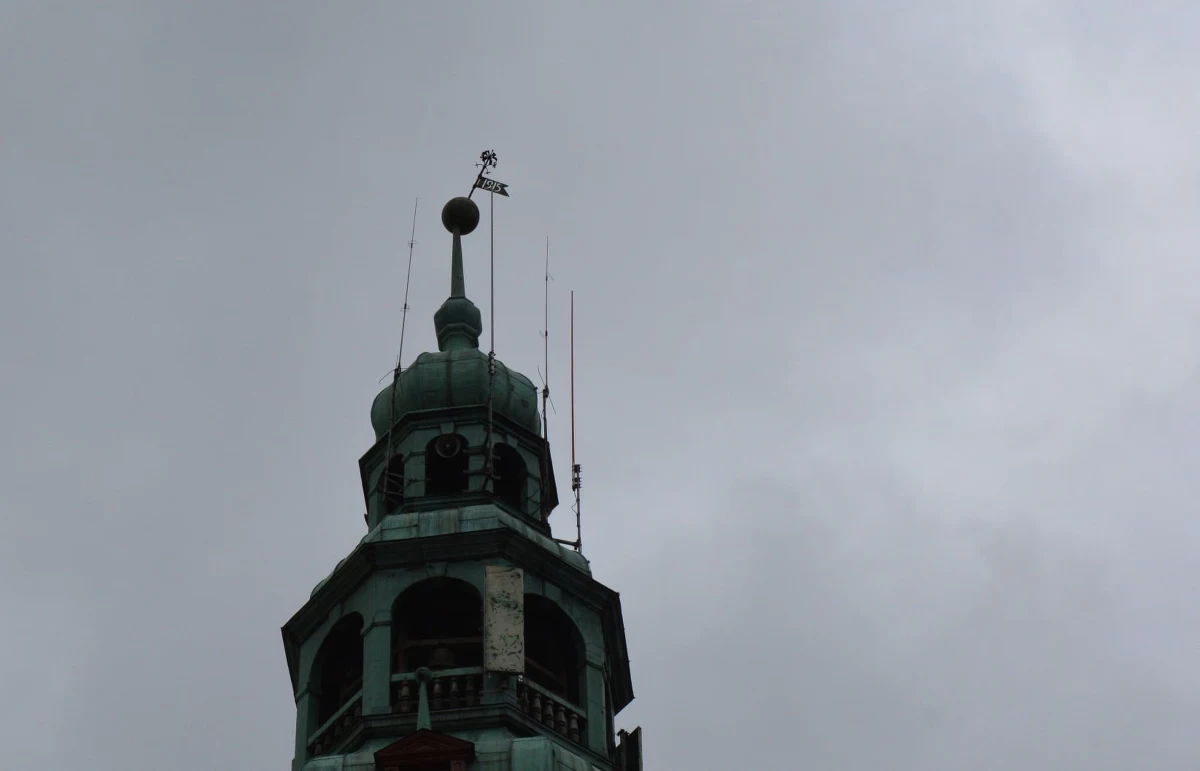 Silny wiatr uszkodził kulę wieńczącą wieżę olsztyńskiego ratusza. Plac przed urzędem został odgrodzony. Zamknięto też główne wejście do magistratu.