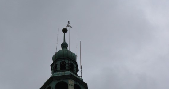 Silny wiatr uszkodził kulę wieńczącą wieżę olsztyńskiego ratusza. Plac przed urzędem został odgrodzony. Zamknięto też główne wejście do magistratu.