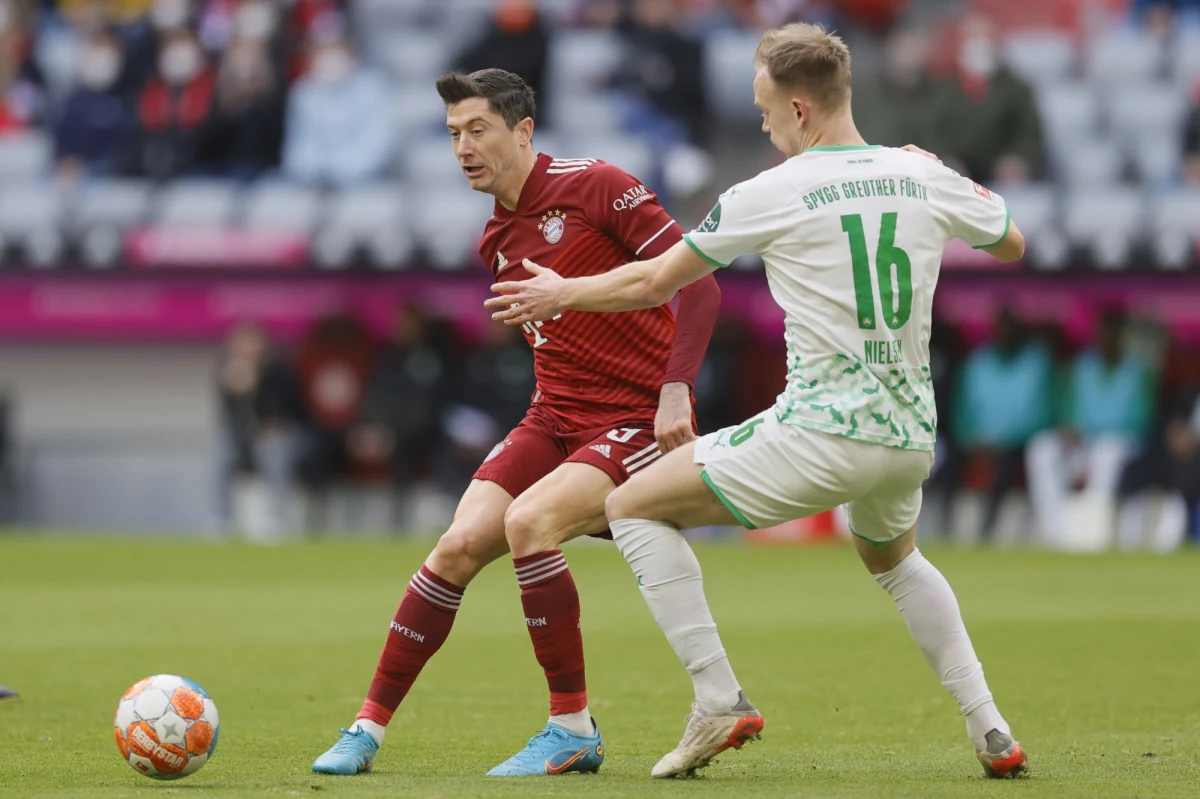 Robert Lewandowski już po raz ósmy w tym sezonie znalazł się w jedenastce kolejki Bundesligi, wybieranej przez prestiżowy magazyn "Kicker". Polski piłkarz strzelił dwa gole dla Bayernu Monachium w niedzielnym meczu z ostatnim w tabeli Greuther Fuerth (4:1).