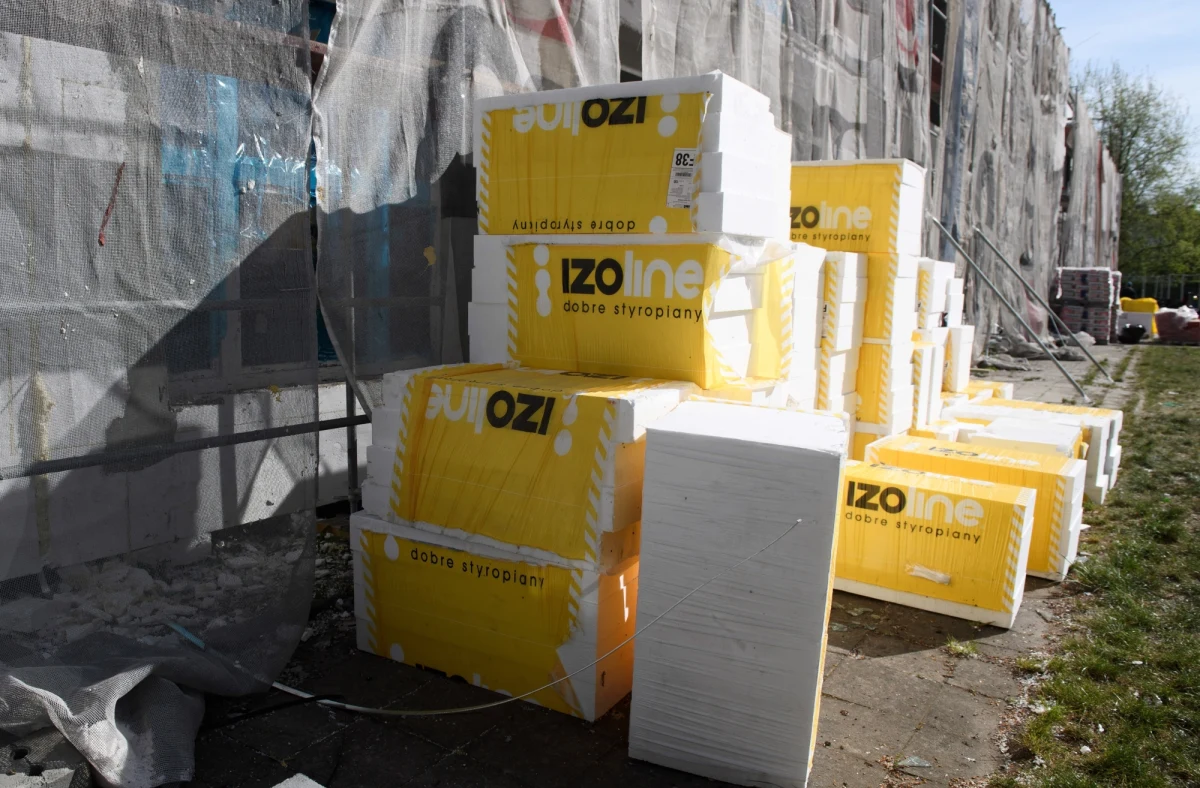 ​Ulga termomodernizacyjna pozwala odliczyć wydatki na ocieplenia domów jednorodzinnych. Wydatki można odliczyć od dochodu lub przychodu do 53 tys. zł. Co można i jak w ogóle rozliczyć ulgę termomodernizacyjną w 2022 roku?