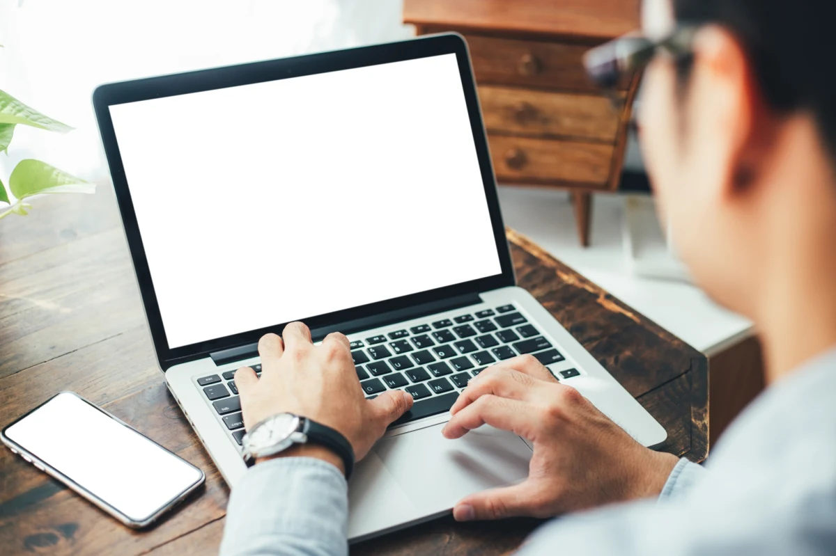 BBC demaskuje firmę "widmo". Założono ją podczas pierwszego pandemicznego lockdownu w 2020 roku. W języku angielskim ten proceder nazywa się job-fishing. Jej ofiarami padło ponad 50 osób na całym świecie.