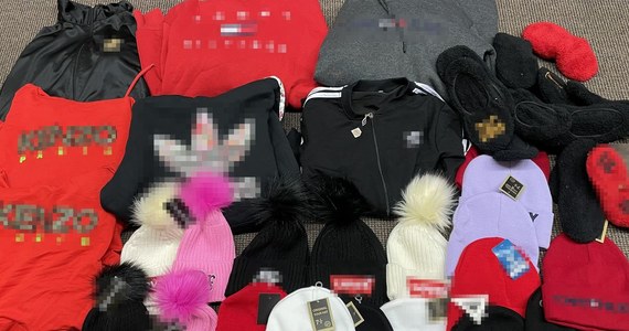 Wartą 60 tysięcy złotych podrabianą odzież zabezpieczyli policjanci z Koszalina. Pod lupę wzięli miejscową giełdę towarowo-samochodową. Na dwóch stoiskach znaleźli czapki, bluzy czy swetry ze znakami luksusowych marek.
