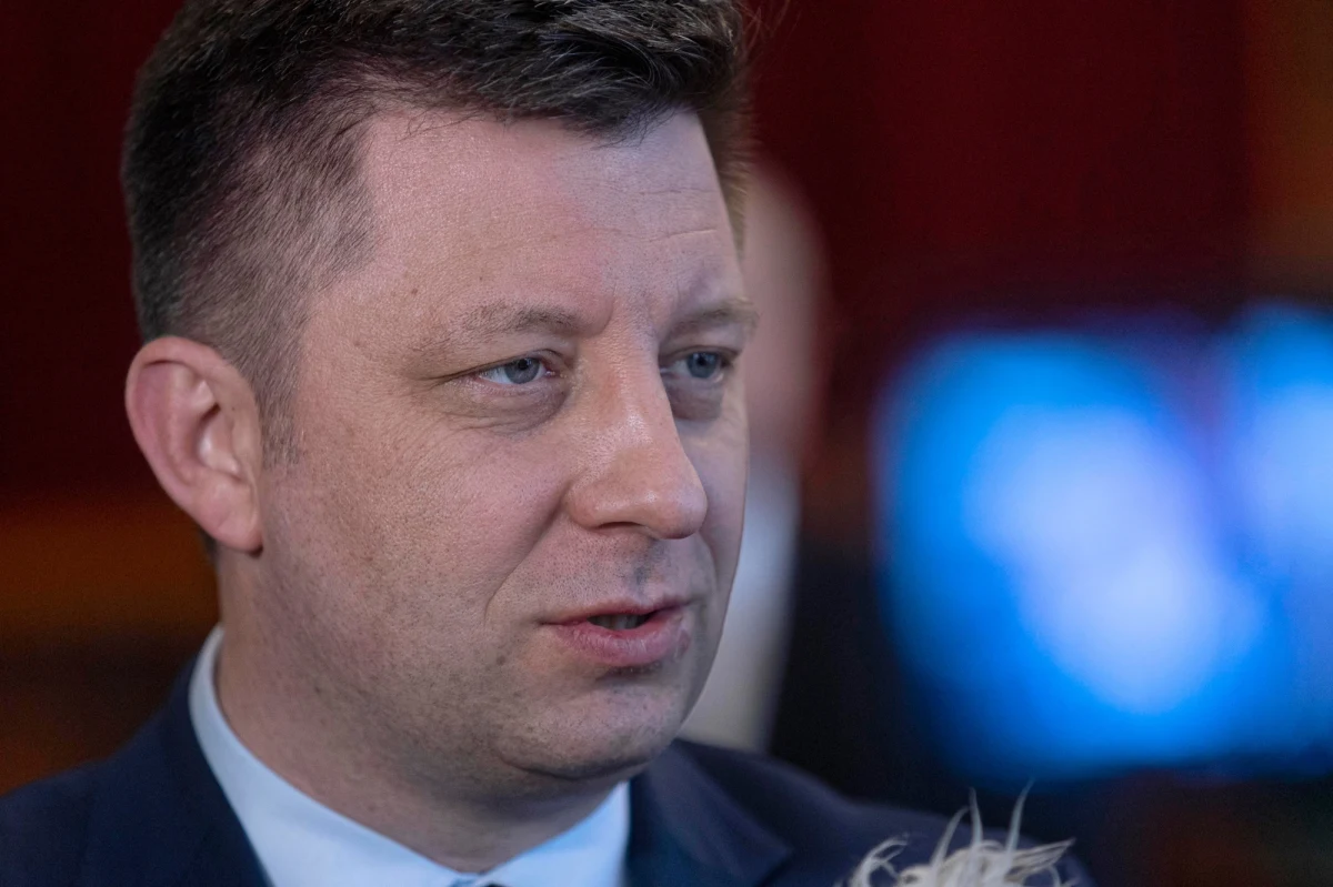 Najwyższa Izba Kontroli sporządza opinię prawną dotyczącą wezwania na świadka szefa kancelarii premiera Michała Dworczyka. W zeszłym tygodniu stawił się w Izbie, prowadzącej kontrolę w sprawie programu Polskie Szwalnie. Nie złożył jednak zeznań, bo stwierdził, że NIK popełniła błędy formalne uniemożliwiające przesłuchanie go.