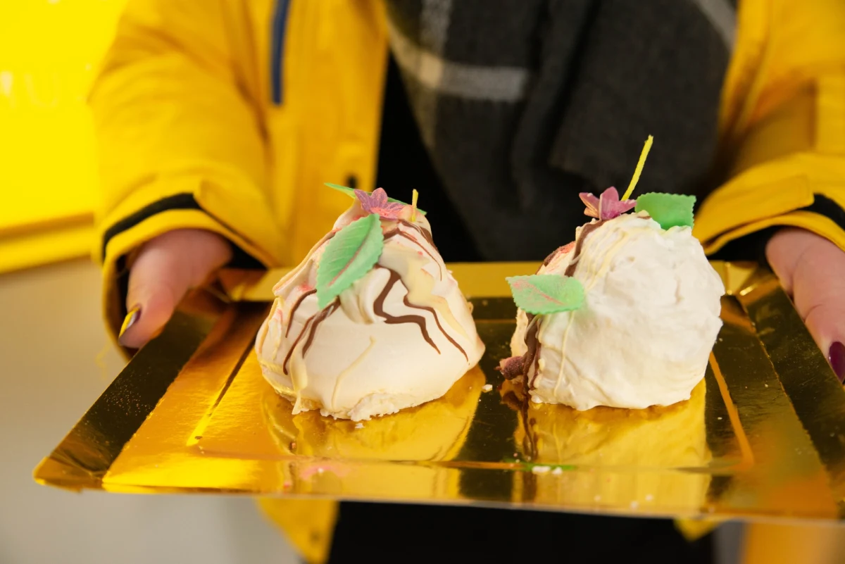 "Odchodzimy od tradycyjnej masy cukrowej, od tych ciężkich tortów. Idziemy w stronę niekonwencjonalnych połączeń smakowych"- tak o swoich wypiekach mówi pani Joanna Pawlak, którą dziś odwiedziliśmy w ramach naszej akcji "Przebojowa Firma na Słodko". 