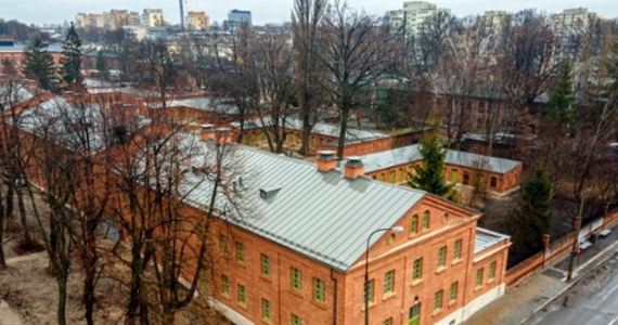 Poczta i świetlica twórcza znajdą swoje miejsca w kolejnej zrewitalizowanej famule na Księżym Młynie w Łodzi. Tym razem odnawiany jest budynek pod numerem 1. Ta budowla z czerwonej cegły – tak charakterystycznej dla Łodzi – już niemal w pełni odzyskała blask. 