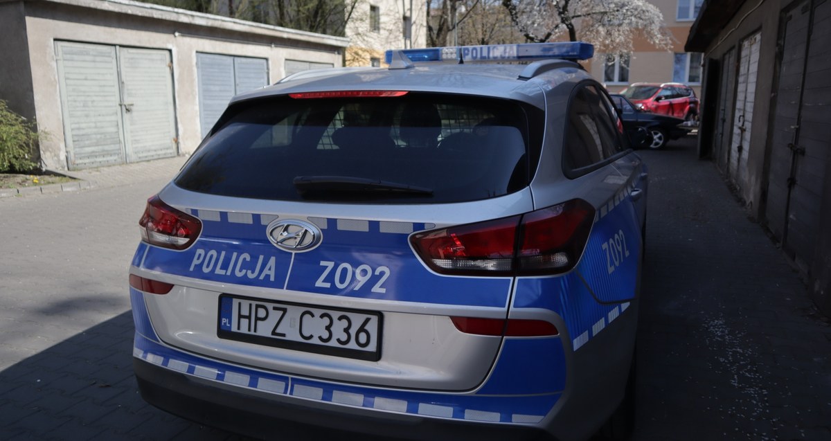 Strzyżowscy policjanci z Podkarpacia eskortowali bmw przewożące 4-latka, który połknął baterię. Sytuacja wymagała natychmiastowej interwencji lekarskiej. Dzięki pomocy mundurowych, dziecko szybko i bezpiecznie dotarło do szpitala, gdzie otrzymało pomoc.