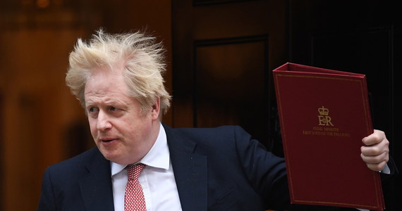 Brytyjski premier Boris Johnson zapowiedział zniesienie wszystkich obostrzeń pandemicznych na terenie Anglii. Przestaną one obowiązywać już w najbliższy czwartek. Zapowiadając kluczową zmianę w prawie, Johnson życzył powrotu do zdrowia królowej Elżbiecie II, która zakażona została koronawirusem.  