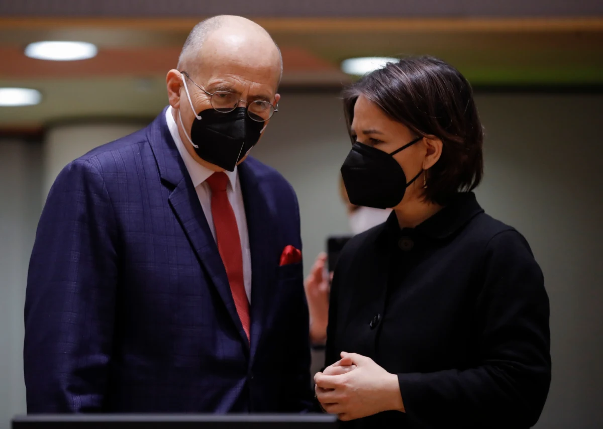 „Zapadły decyzje co do treści sankcji na Rosję” - powiedział szef MSZ Zbigniew Rau po poniedziałkowym spotkaniu ministrów spraw zagranicznych UE w Brukseli. Podkreślił ponadto, że uznanie przez Rosję niepodległości dwóch republik w Donbasie będzie sprzeczne z porozumieniami mińskimi.