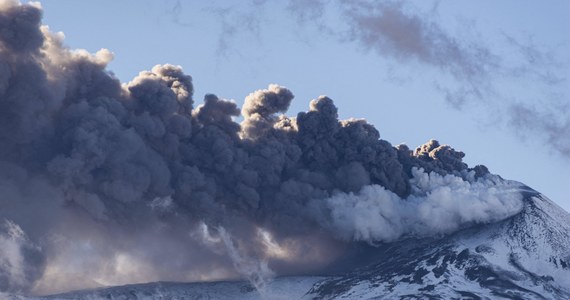Wulkan Etna na Sycylii wyrzuca w powietrze na wysokość 10 km pył i dym. Położone w pobliżu lotnisko w Katanii na kilka godzin wstrzymało lądowania i starty samolotów.