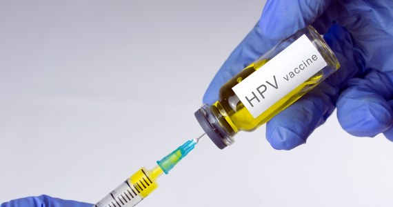 Są plany, by do końca 2028 roku przeciw wirusowi brodawczaka ludzkiego (HPV) zaszczepionych zostało przynajmniej 60 proc. dziewcząt i chłopców w wieku dojrzewania – wynika z odpowiedzi Ministerstwa Zdrowia na pytania Polskiej Agencji Prasowej. 