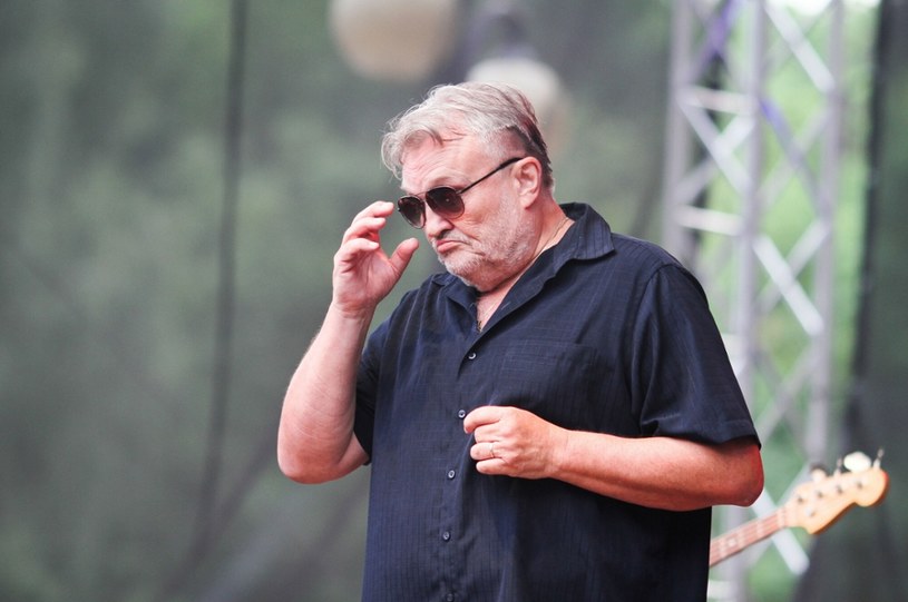 Krzysztof Cugowski został nowym jurorem w programie Polsatu "Twoja Twarz Brzmi Znajomo". Wokalista miał pojawić się na planie produkcji, ale okazało się, że musi zostać na kwarantannie z powodu koronawirusa.