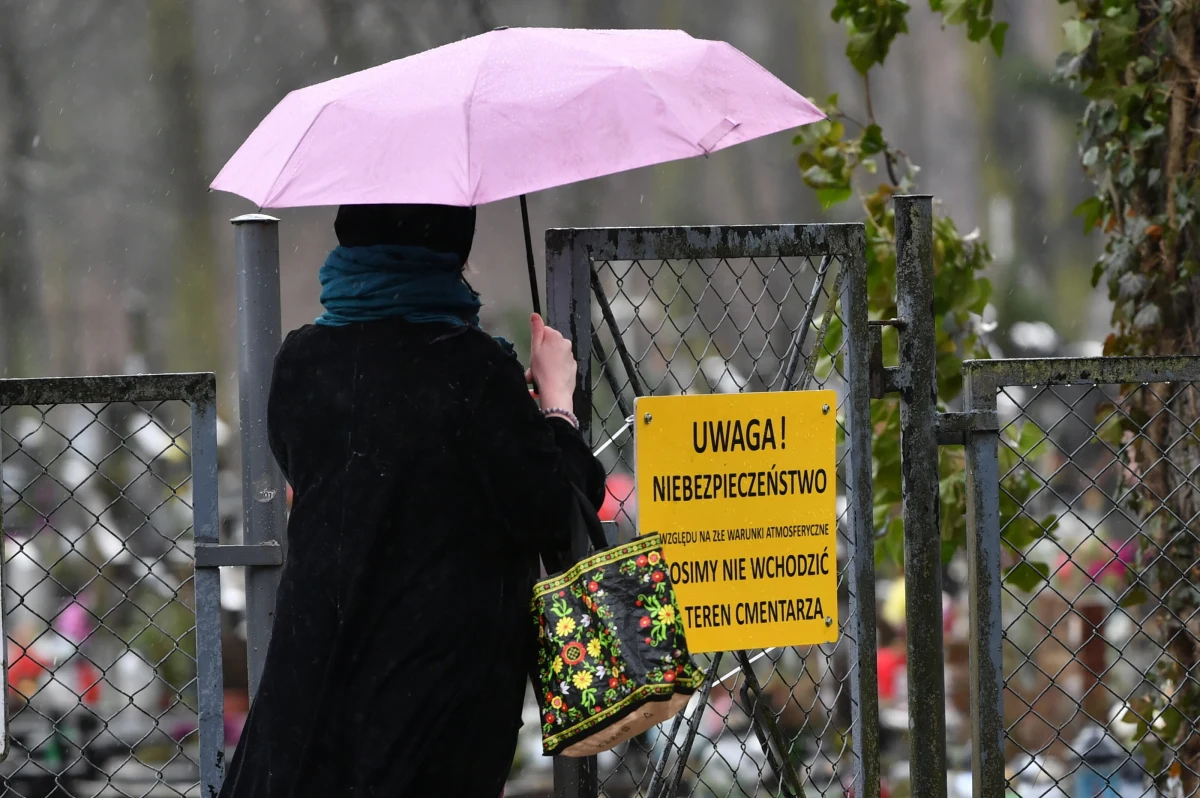 Spodziewamy się wiatrów silnych, ale nie tak niszczycielskich jak ostatnio – prognozują synoptycy. Porywy mogą osiągnąć 60-70 km/h, zwłaszcza na Pomorzu. W górach mogą wystąpić zawieje i zamiecie śnieżne - powiedział synoptyk IMGW Szymon Ogórek.