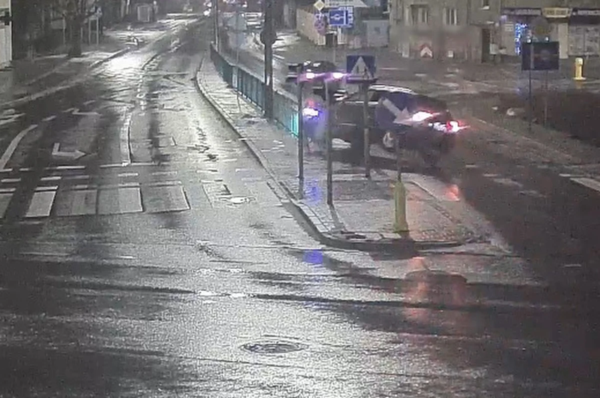 Na skrzyżowaniu ulic Jagiellońskiej i Limanowskiego w Olsztynie,  68-letni kierowca stracił panowanie nad pojazdem i uderzył w sygnalizator oraz bariery. Okazało się, że był pijany. 