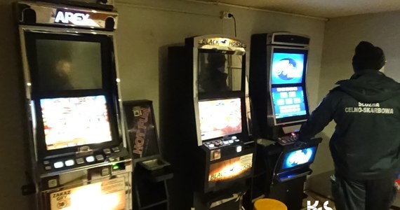 Poszukiwanego listem gończym mężczyznę zatrzymali szczecińscy policjanci. W miejscu, w którym go namierzyli odkryli przy okazji nielegalny salon gier, a w nim 3 automaty do nielegalnego hazardu.