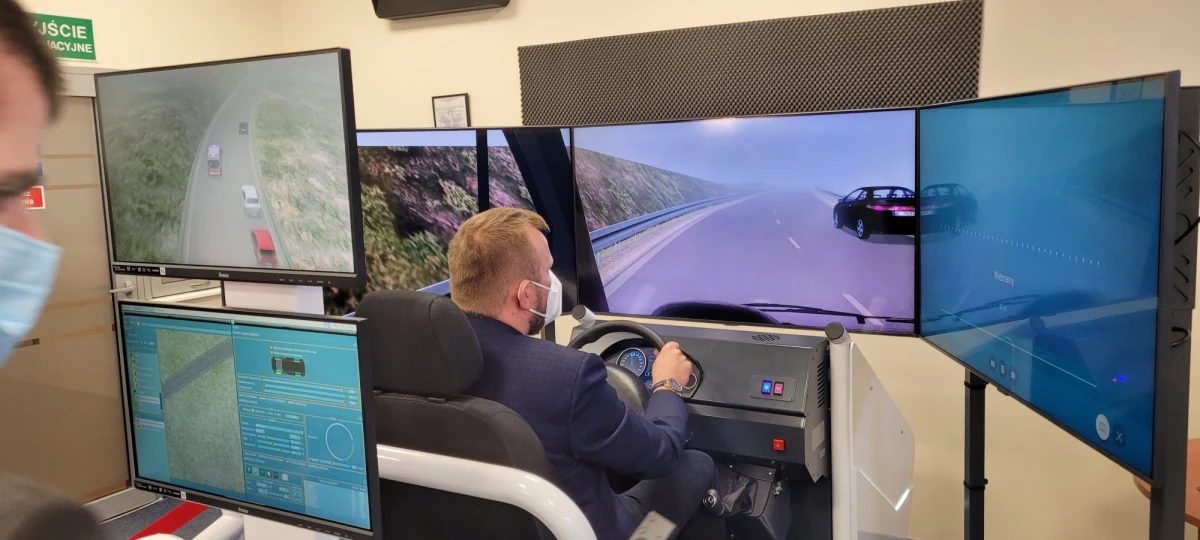 W siedzibie wojewódzkiej stacji pogotowia ratunkowego w Poznaniu stanął symulator karetki. Jak informuje reporter RMF MAXXX Przemek Wałczyński, wygląda niczym stanowisko do gry komputerowej, ale to maszyna, która ma pomóc uniknąć wypadków. 