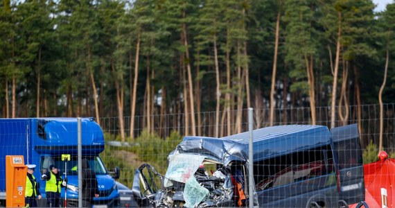 Cztery osoby zginęły w wypadku busa, do którego doszło we wtorek rano na autostradzie A4 między Brzeskiem i Tarnowem w Małopolsce. Dwie osoby ranne trafiły do szpitali w Krakowie i Tarnowie.     