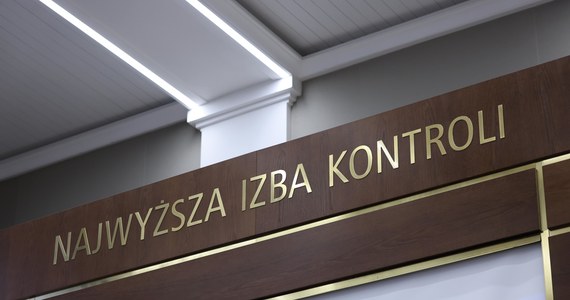 Centralne Biuro Antykorupcyjne zatrzymało p.o. dyrektor warszawskiej delegatury NIK Beatę O. - informuje PAP. Według śledczych zatrzymana osoba złożyła fałszywe zeznania oraz podżegała urzędnika KAS do ujawnienia informacji ws. prezesa NIK Mariana Banasia. Miała to robić na jego polecenie.