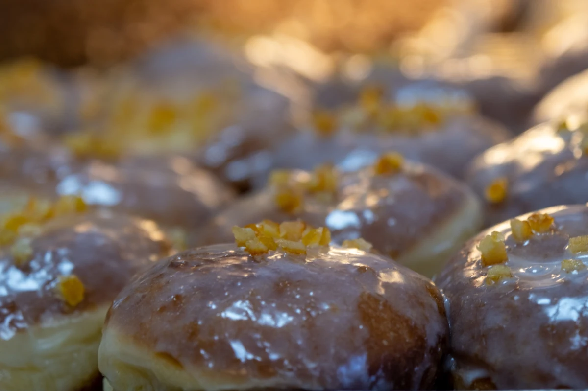 "Trzeba w to włożyć trochę serca, przede wszystkim starać się i dbać by klienci byli zadowoleni (..) Ważne są też składniki, naturalne, prawdziwe składniki i pączek jest wtedy idealny - mówią Agnieszka i Michał, którzy prowadzą cukiernię "Pączek w Tłuszczu". To właśnię tę cukiernię odwiedziliśmy w ramach naszej akcji "Przebojowa firma na słodko" w RMF FM.
