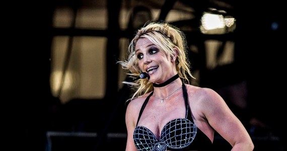 Britney Spears dostała 15 milionów dolarów za napisanie biografii. Jak wynika z nieoficjalnych informacji amerykańskiego serwisu Page Six wokalistka podpisała umowę z amerykańskim wydawnictwem Simon & Schuster, które opublikowało m.in wspomnienia Michelle i Baracka Obamów.