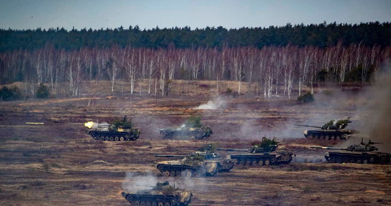 Świat reaguje dzisiaj na decyzję prezydenta Rosji. Władimir Putin stwierdził, że jest "konieczne uznanie niepodległości Donieckiej i Ługańskiej Republiki Ludowej" i podpisał odpowiedni dekret. Rosyjskie kolumny wojskowe już są w Donbasie. W radiu RMF24 Marek Budzisz, ekspert ds. wschodnich ocenił sytuację i podzielił się możliwymi scenariuszami jej rozwoju. Jego zdaniem celem Rosji jest uzyskanie kontroli nad całym państwem ukraińskim.