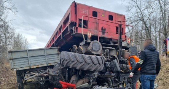 Do tragedii doszło dziś na przejeździe kolejowym w Rybniku. Mężczyzna kierujący ciągnikiem zginął w wyniku zderzenia z pociągiem, który cofał.