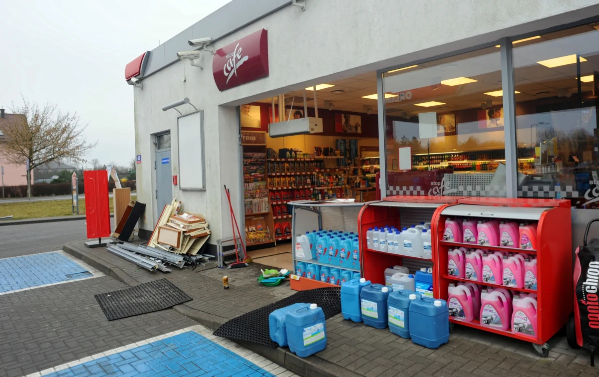 Do 24 maja przedłużył szczeciński Sąd Rejonowy areszt wobec kobiety, która wjechała autem w budynek stacji paliw w Rymaniu w woj. zachodniopomorskim. Do zdarzenia doszło w nocy z 27 na 28 lutego 2021 r. 