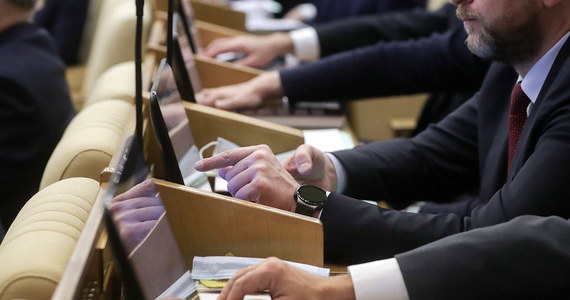 Obie izby rosyjskiego parlamentu – Duma i Rada Federacji – zaakceptowały ratyfikację umów o przyjaźni, współpracy i wzajemnej pomocy między Rosją i separatystycznymi „republikami ludowymi” w ukraińskim Donbasie – Doniecką i Ługańską Republiką Ludową. 