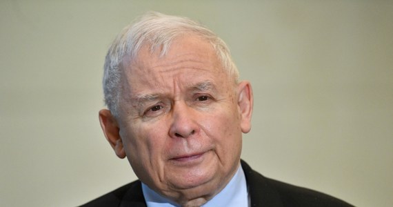 Wicepremier do spraw bezpieczeństwa Jarosław Kaczyński na konferencji prasowej zapowiedział złożenie w Sejmie "ustawy o obowiązku obrony ojczyzny". "Polska musi dysponować siłami zbrojnymi adekwatnymi do tej sytuacji, która dzisiaj jest. To znaczy siłami, które będą zdolne odeprzeć atak i będą – może to jest najważniejsze – na tyle silne, by do takiego ataku nie doszło" - mówił Kaczyński.