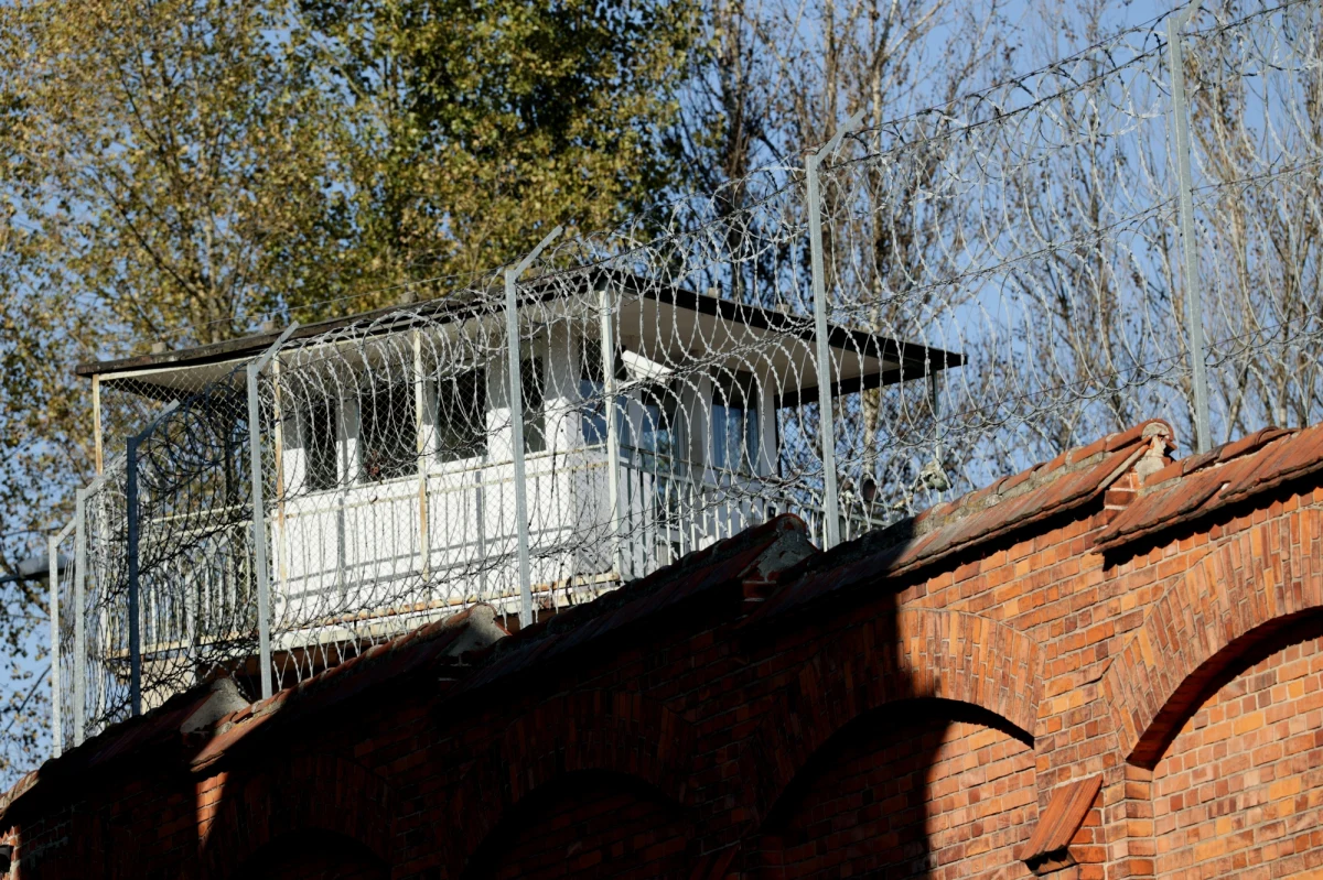 Dramat w zakładzie karnym w Rzeszowie. Przebywający tam w areszcie tymczasowym Artur R. zaatakował nożyczkami psycholog. Zadał kobiecie kilka ciosów w okolicę szyi. Funkcjonariuszka nie przeżyła.