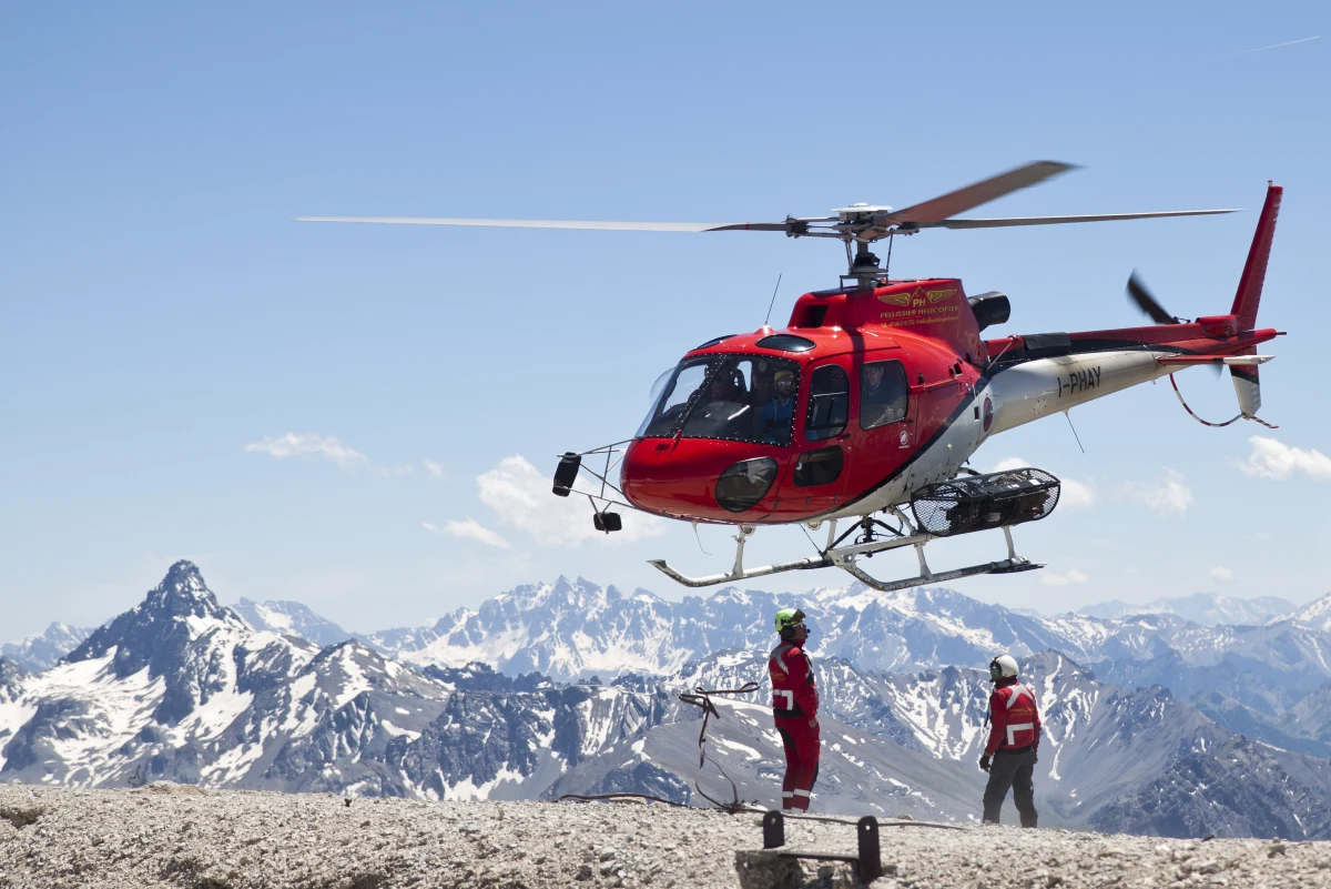 Do ratowników Grupy Podhalańskiej GOPR za pomocą aplikacji Ratunek zgłosił się turysta, poszkodowany w wypadku w Alpach francuskich. Ratownik dyżurny GOPR powiadomił o kłopotach naszego rodaka francuskich ratowników górskich. Ci przy użyciu śmigłowca pośpieszyli mu z pomocą.