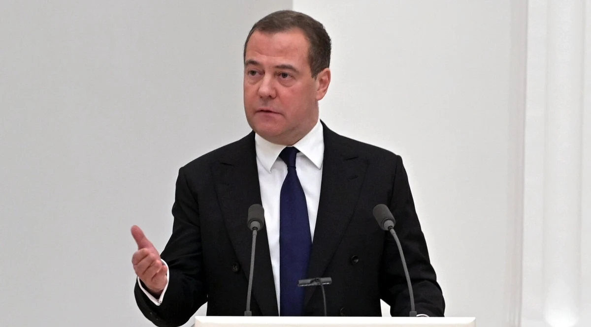 ​Rosjanie straszą wyższymi cenami gazu w związku ze wstrzymaniem certyfikacji gazociągu Nord Stream 2. Były premier i prezydent Rosji Dmitrij Miedwiediew przekonuje, że wkrótce ceny surowca na rynkach w Europie wzrosną do 2 tys. euro za tysiąc metrów sześciennych.