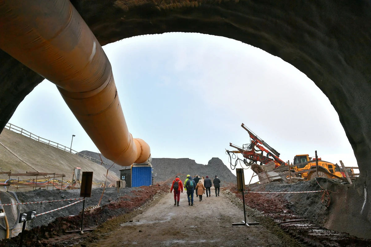 Zakończono drążenie w skale tunelu drogowego o długości 2,3 km na budowie drogi ekspresowej S3 pomiędzy Bolkowem a Kamienną Górą na Dolnym Śląsku. Tunel jest najdłuższym, pozamiejskim, drążonym w skale tego typu obiektem w Polsce. Został przebity w obecności dziennikarzy, władz samorządowych i pracowników firmy realizujących inwestycję.