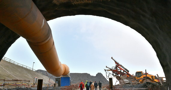 Zakończono drążenie w skale tunelu drogowego o długości 2,3 km na budowie drogi ekspresowej S3 pomiędzy Bolkowem a Kamienną Górą na Dolnym Śląsku. Tunel jest najdłuższym, pozamiejskim, drążonym w skale tego typu obiektem w Polsce. Został przebity w obecności dziennikarzy, władz samorządowych i pracowników firmy realizujących inwestycję.