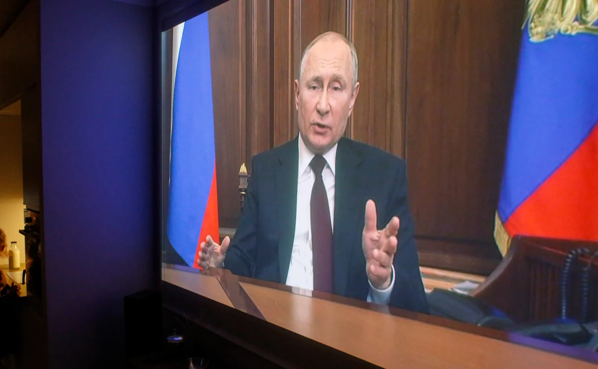 Jakie są źródła rosyjsko - ukraińskiego konfliktu. Dlaczego Putin tak zawzięcie ingeruje na Ukrainie i czym różni się jego mentalność od zachodnich przywódców - o tym Marlena Chudzio rozmawia z Krystyną Kurczab-Redlich, reportażystką, wieloletnią korespondentką z Rosji, autorką książek. M.in "Głową o mur Kremla" i biografii rosyjskiego prezydenta "Wowa, Wołodia, Władimir. Tajemnice Rosji Putina"