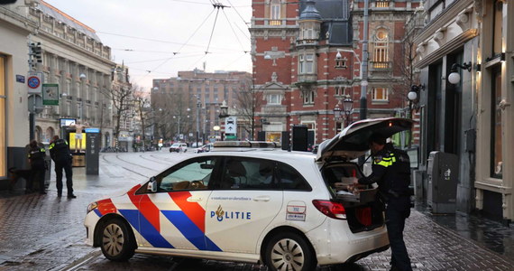 Uzbrojony mężczyzna napadł na salon firmy Apple przy Leidseplain w centrum Amsterdamu i przetrzymywał tam zakładnika. Późnym wieczorem policja poinformowała, że sytuacja została opanowana, a napastnik zatrzymany. Zakładnik nie został poszkodowany. 