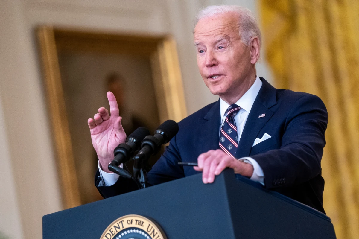 "To początek inwazji Rosji na Ukrainę" - oświadczył prezydent USA Joe Biden, informując jednocześnie, że Stany Zjednoczony nakładają sankcje: na dwa duże banki, na obrót rosyjskim długiem oraz od środy także na osoby, należące do rosyjskich elit. Biden zastrzegł, że sankcje zostaną rozszerzone, jeśli Władimir Putin posunie się jeszcze dalej. Zapowiedział ponadto, że USA nadal będą wspierać militarnie Ukrainę. 