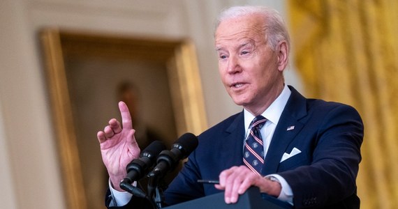 "To początek inwazji Rosji na Ukrainę" - oświadczył prezydent USA Joe Biden, informując jednocześnie, że Stany Zjednoczony nakładają sankcje: na dwa duże banki, na obrót rosyjskim długiem oraz od środy także na osoby, należące do rosyjskich elit. Biden zastrzegł, że sankcje zostaną rozszerzone, jeśli Władimir Putin posunie się jeszcze dalej. Zapowiedział ponadto, że USA nadal będą wspierać militarnie Ukrainę. 