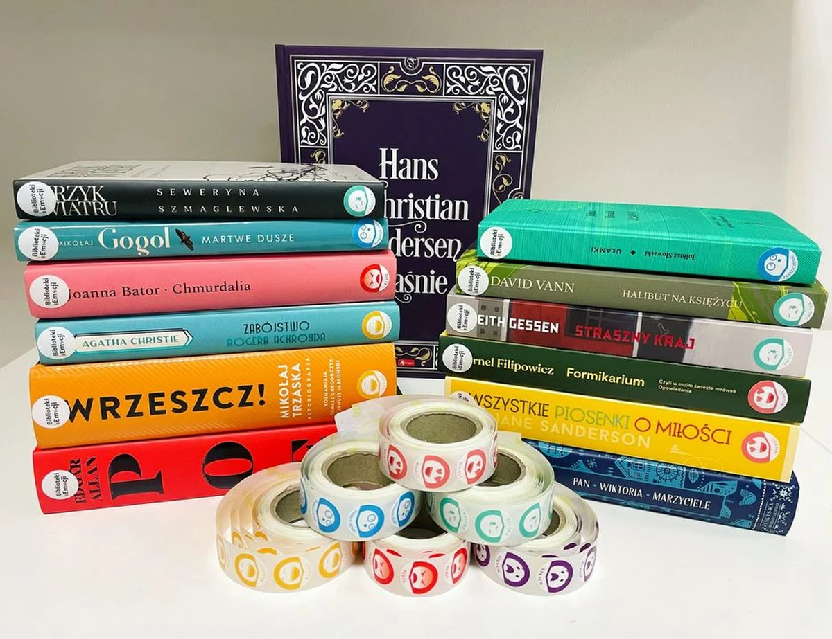 „Biblioteka Emocji” to specjalnie wydzielona strefa w łódzkiej Bibliotece Otwartej. W tym miejscu książki nie wybiera się po tytule czy gatunku, tylko po rodzaju emocji, które w niej przeważają. 