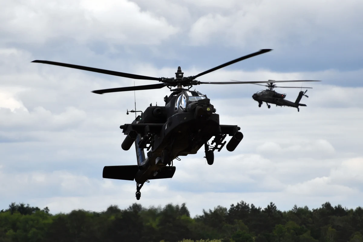 USA zdecydowały o przerzuceniu do Polski z Grecji 12 amerykańskich śmigłowców bojowych AH-64 Apache - poinformowała agencja Reutera, powołując się na źródło w Pentagonie. Oprócz tego Stany Zjednoczone przerzucą do państw bałtyckich 20 śmigłowców AH-64 Apache z Niemiec oraz ok. 800 żołnierzy z Włoch. Osiem myśliwców F-35 trafi natomiast do kilku "lokalizacji operacyjnych" wzdłuż wschodniej flanki NATO.