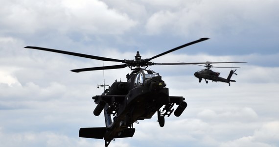 USA zdecydowały o przerzuceniu do Polski z Grecji 12 amerykańskich śmigłowców bojowych AH-64 Apache - poinformowała agencja Reutera, powołując się na źródło w Pentagonie. Oprócz tego Stany Zjednoczone przerzucą do państw bałtyckich 20 śmigłowców AH-64 Apache z Niemiec oraz ok. 800 żołnierzy z Włoch. Osiem myśliwców F-35 trafi natomiast do kilku "lokalizacji operacyjnych" wzdłuż wschodniej flanki NATO.