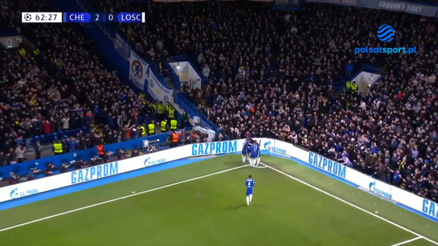 W meczu 1/8 finału Ligi Mistrzów Chelsea pokonała 2-0 Lille. Londyńczycy zdecydowanie przeważali i wypracowali solidną zaliczkę przed rewanżem.  Mecz zaczął się od dominacji Chelsea. Pierwsze 10 minut było bardzo intensywne w wykonaniu obrońców tytułu. W tym czasie trzy dobre sytuacje miał Kai Havertz.  Pierwszy strzał Niemiec oddał już w czwartej minucie. Uderzał z bliska, ale nie trafił w bramkę. Trzy minuty później się poprawił, ale na drodze stanął mu bramkarz, który wybił piłkę na rzut rożny. Po tym stałym fragmencie Leo Jardim został już pokonany. Havertz głową trafił do siatki.  Po objęciu prowadzenia Chelsea nie atakowała już z takim impetem. Skupiła się na kontrolowaniu sytuacji. Lille z kolei nie potrafiło stworzyć sobie dobrej okazji i do przerwy "The Blues" prowadzili jednym golem.  W drugiej połowie londyńczycy znowu zaczęli odważniej atakować. Od początku drugiej części mieli dużą przewagę, znowu w dobrych sytuacjach znajdował się Havertz, ale był nieskuteczny.  Jednak po godzinie gry Chelsea podwyższyła prowadzenie. N'Golo Kante podał do wbiegającego w pole karne Christiana Pulisicia, który precyzyjnym strzałem pokonał bramkarza.  Do końca meczu wynik się już nie zmienił. Znowu Chelsea zwolnila, ale nie pozwoliła rywalom się rozkręcić i zachowała czyste konto. "The Blues", którzy bronią trofeum, są więc blisko awansu. Po pierwszym meczu mają solidną zaliczkę, ale na rewanż jadą do Francji.