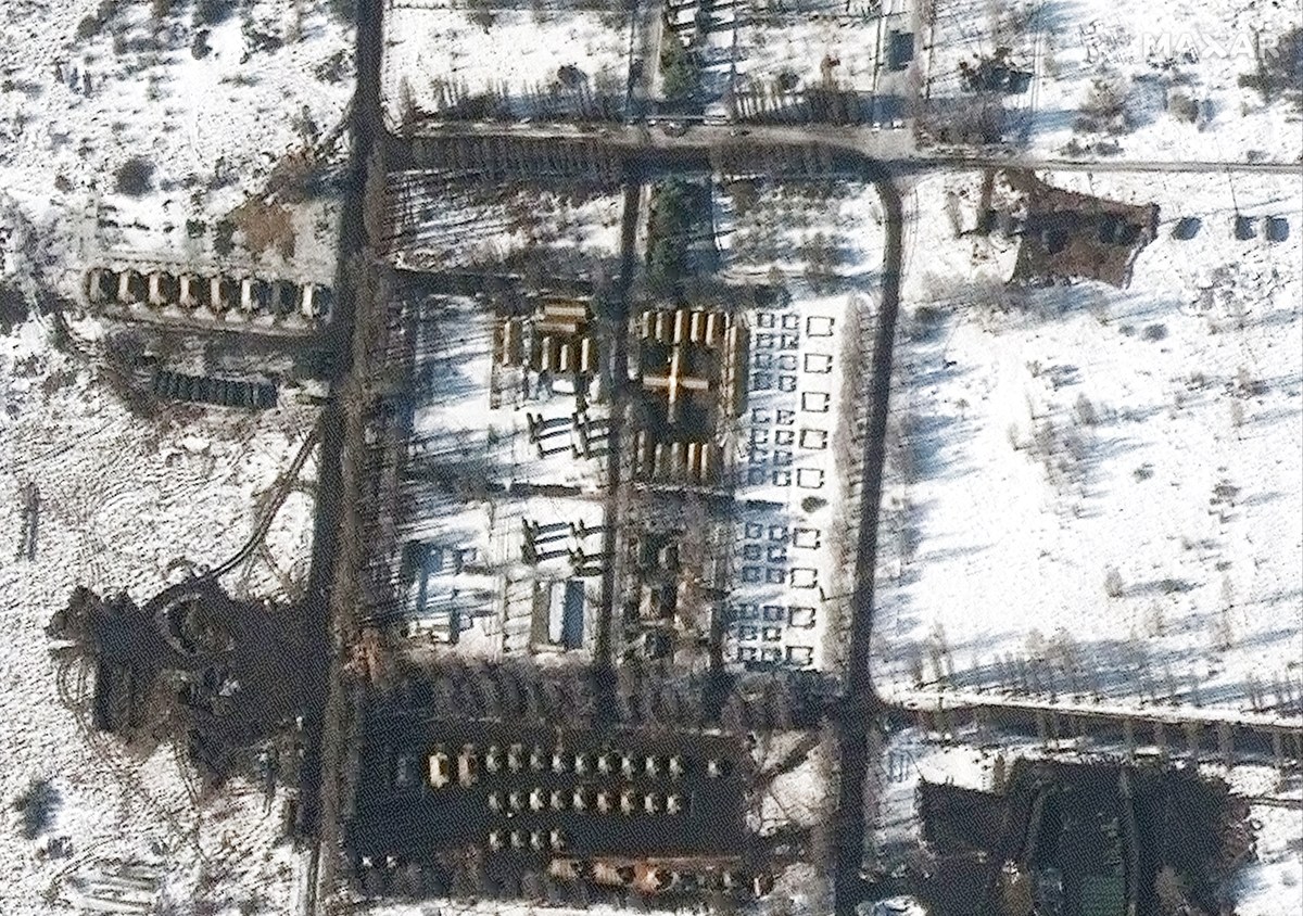 Ponad 100 pojazdów wojskowych i kilkadziesiąt namiotów wojskowych wykryto na południu Białorusi dzięki zdjęciom satelitarnym – informuje agencja Reutera. Zdjęcia opublikowała firma Maxar Technologies. 