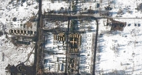 Ponad 100 pojazdów wojskowych i kilkadziesiąt namiotów wojskowych wykryto na południu Białorusi dzięki zdjęciom satelitarnym – informuje agencja Reutera. Zdjęcia opublikowała firma Maxar Technologies. 