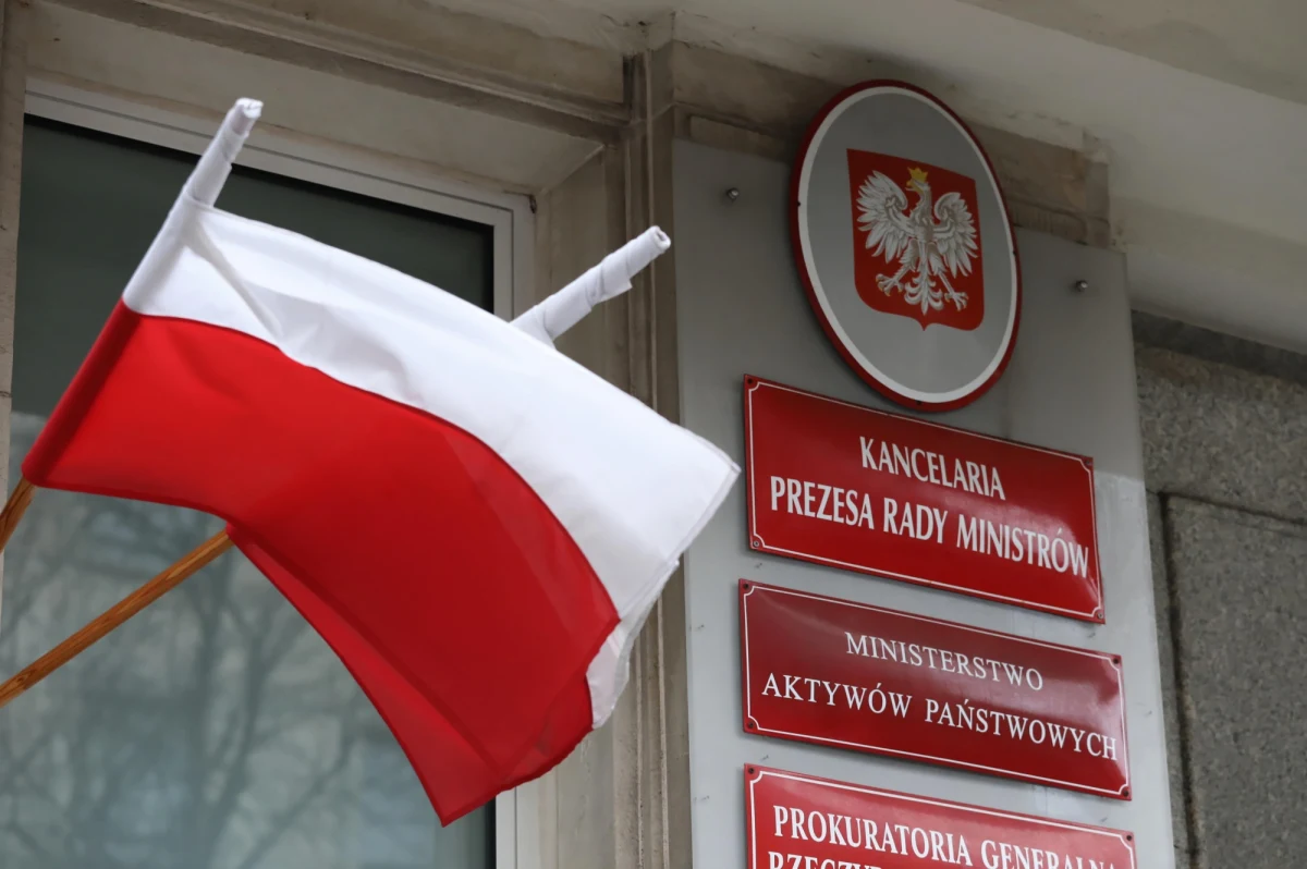 Na szesnaście obecnie funkcjonujących ministerstw tylko w trzech nie utworzono gabinetów politycznych. Koszty utrzymania, to nawet 55 tys. zł miesięcznie – informuje środowa "Rzeczpospolita".