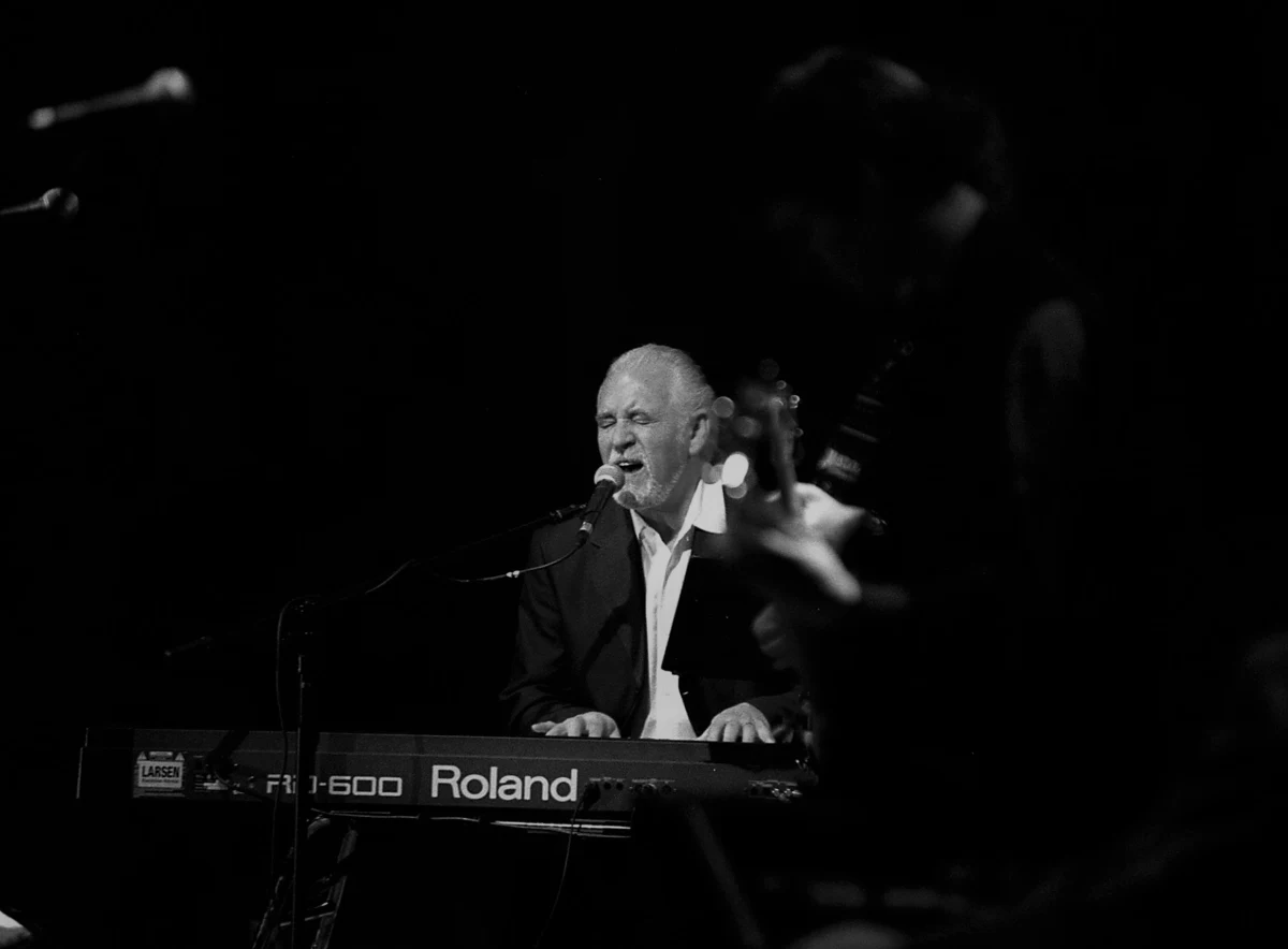 W wieku 76 lat zmarł lider zespołu Procol Harum - Gary Brooker - poinformował zespół na stronie internetowej. Wokalista i współautor hitu z 1967 roku "A Whiter Shade of Pale" (Bielszy Odcień Bieli) zmagał się z chorobą nowotworową i zmarł w swoim domu w sobotę 19 lutego - napisano.