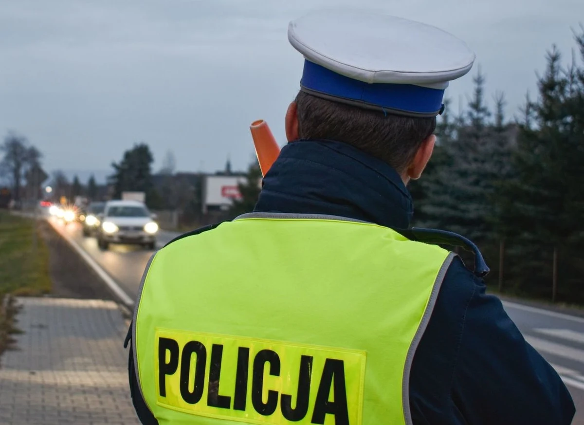 24-latek za kierownicą bmw przekroczył dozwoloną prędkość o 68 km/h na terenie obszaru zabudowanego. Wczoraj w Jabłonce na Podhalu zamiast 50 km/h, pędził 118 km/h. Pirat drogowy stracił prawo jazdy, został ukarany 2 tys. zł mandatu oraz 10 punktami karnymi.