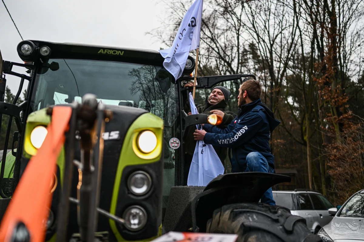 Rolnicy protestują w Warszawie. Jak zapowiadali wcześniej, chcą przekazać petycję premierowi Mateuszowi Morawieckiemu. Protest AgroUnii odbywa się pod hasłem "Godna płaca za ciężką pracę". 